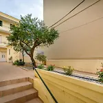 Family Home W. Yard In Beating Heart Of Old Town
